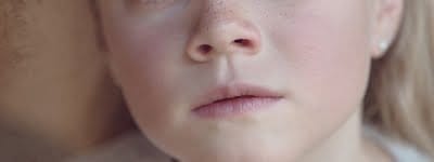 【両手で頬を挟む男性心理】好意のサインを徹底解説!