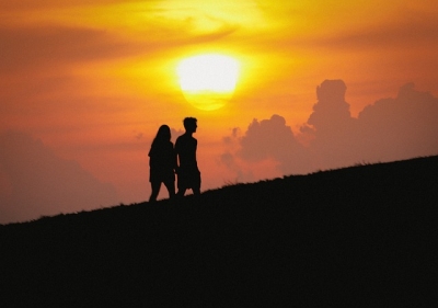 【袖を掴む女性心理】脈ありサインと対応のコツ10選