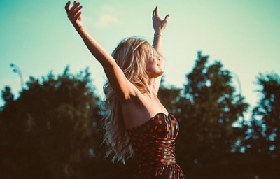 【両手で手を振る女性心理】脈ありサインや対応のコツ13選