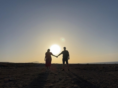 【手を繋ぐ時に指を動かす女性心理】そのホンネと対応のコツ12選