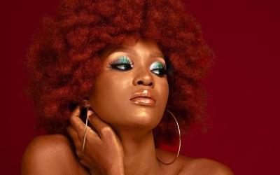 【後ろ髪を触る女性心理】脈ありサインと恋愛成功のコツ9選