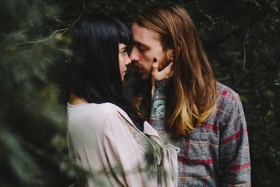 【キスで頬に手を添える女性心理】相手を虜にするコツ8選