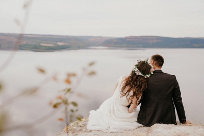 【腕に抱きつく女性心理】彼女の本音と脈ありサイン8選