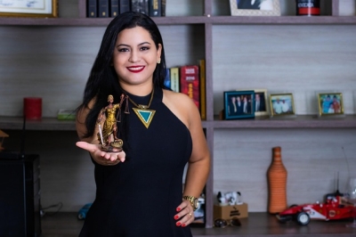 【職場でボディタッチが女性から！】背中の触れ方で分かる心理11選